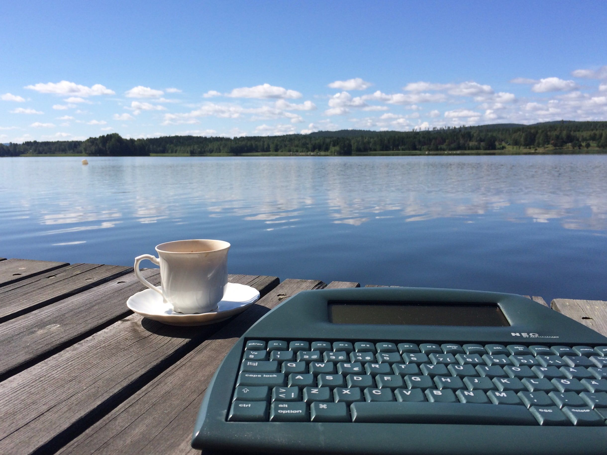 Kaffe och min Alphasmart Neo på bryggan