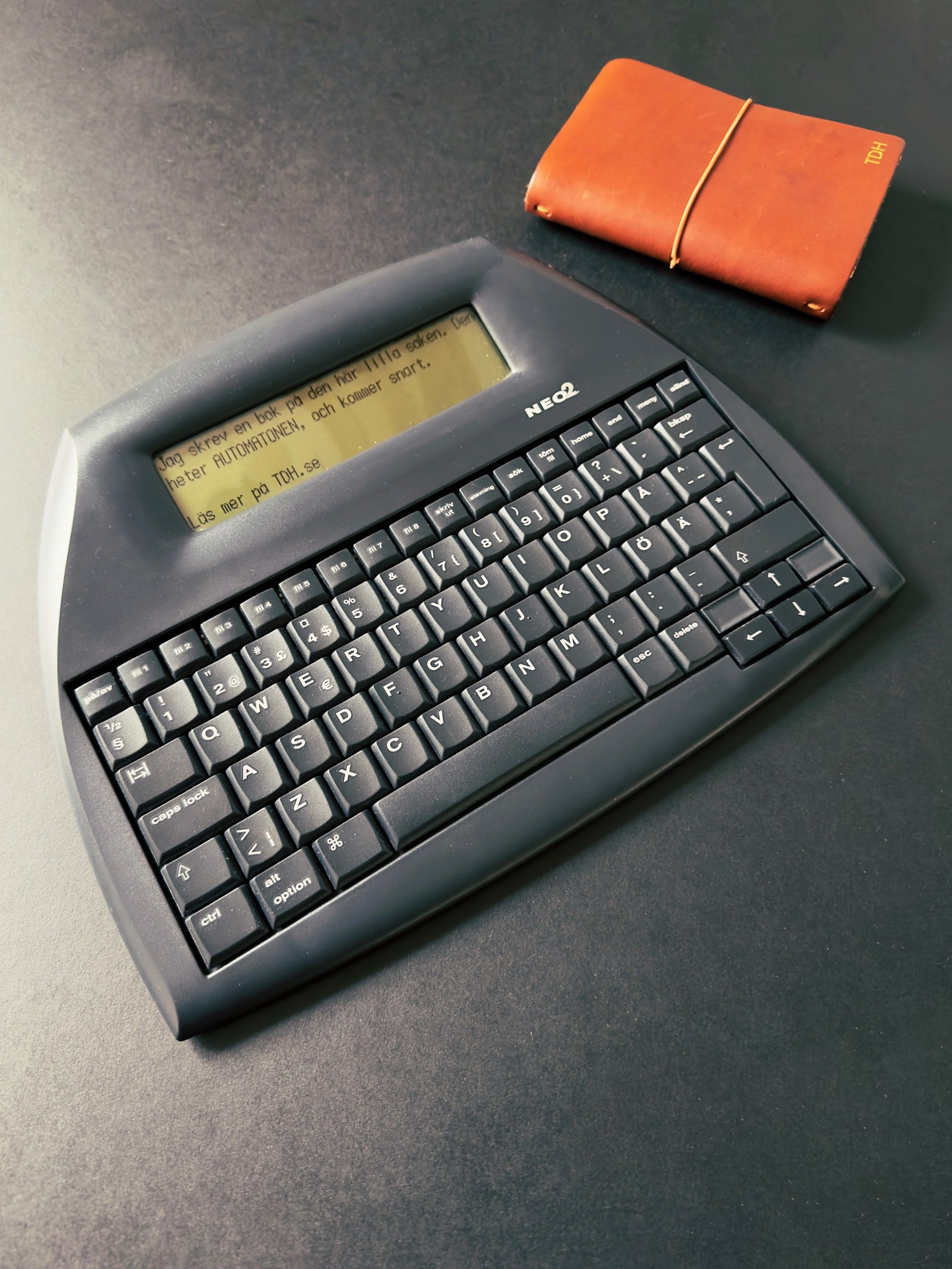 En Alphasmart Neo 2 och en skrivbok